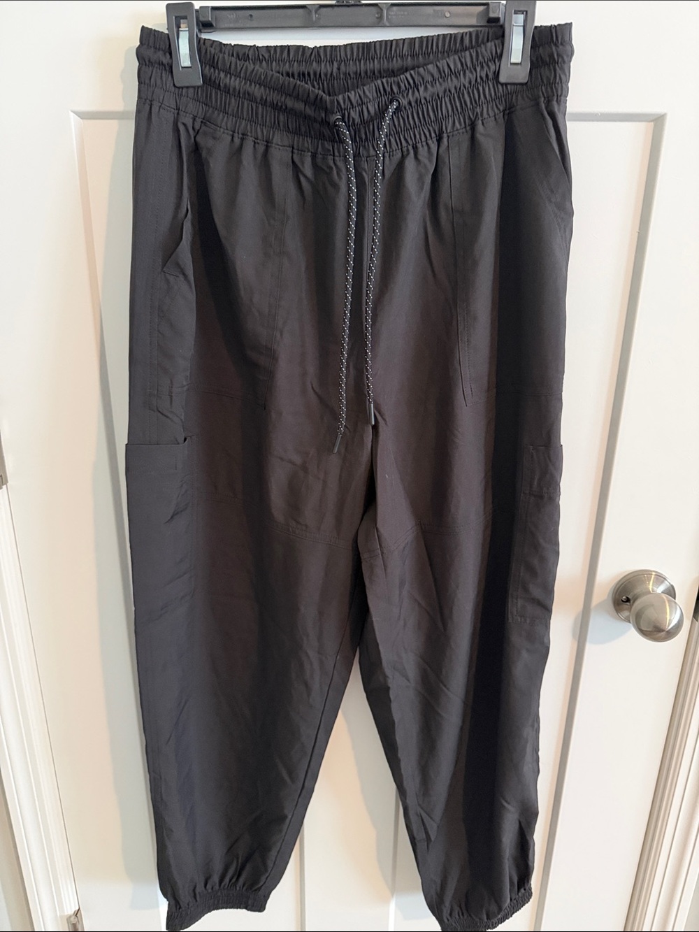 Old Navy Women's  Black Cargo Stretchtech Joggers with Drawstring - M